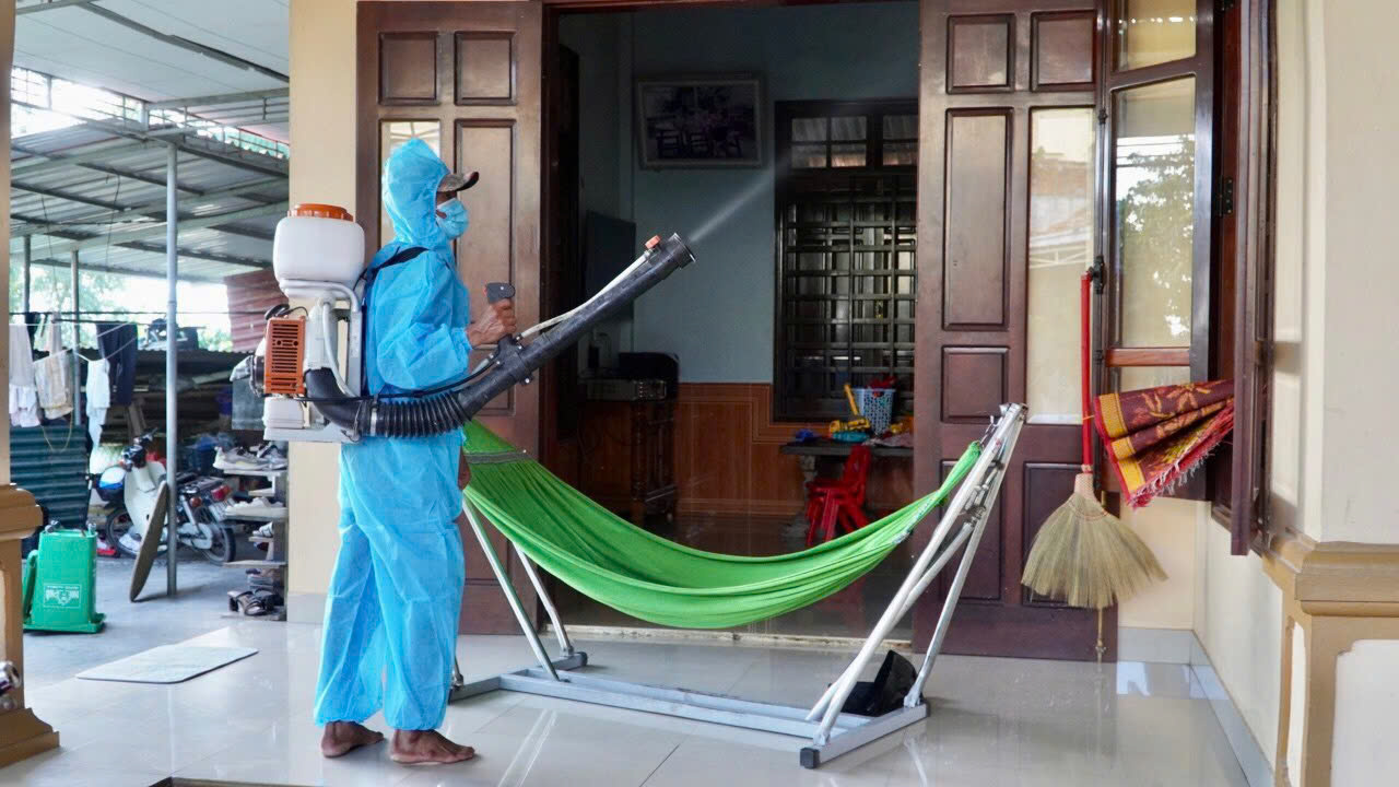 Trung tâm Y tế TP.Đồng Hới: Chủ động phun hóa chất diệt muỗi phòng, chống dịch sốt xuất huyết